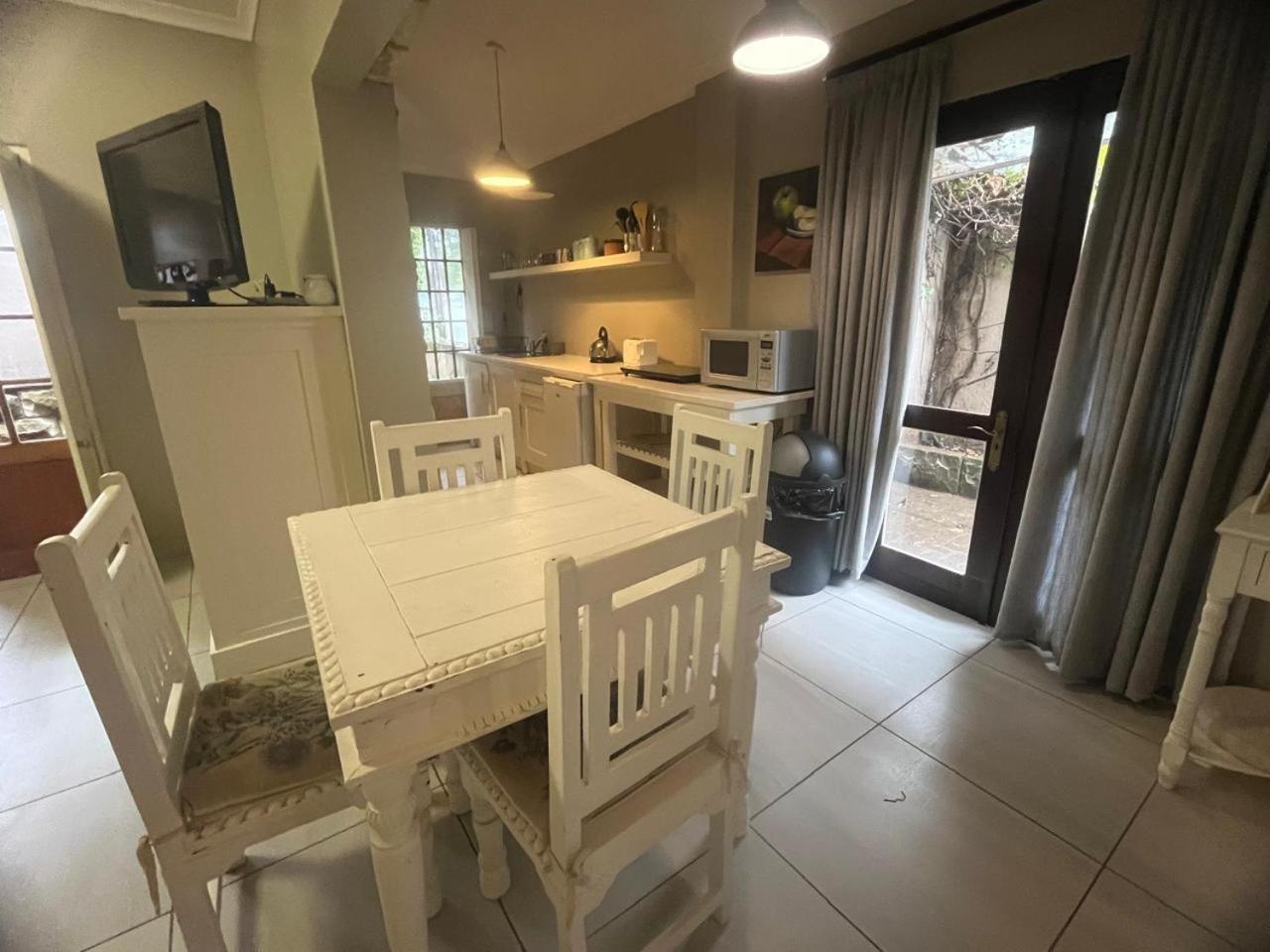 By The Way Guesthouse Clarens Esterno foto